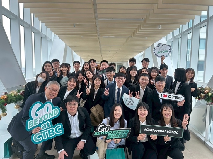 中國信託南港總行全體師生合影