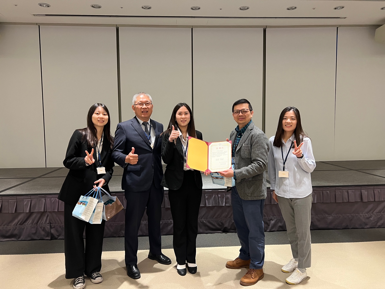 凱基證券致贈感謝狀合影